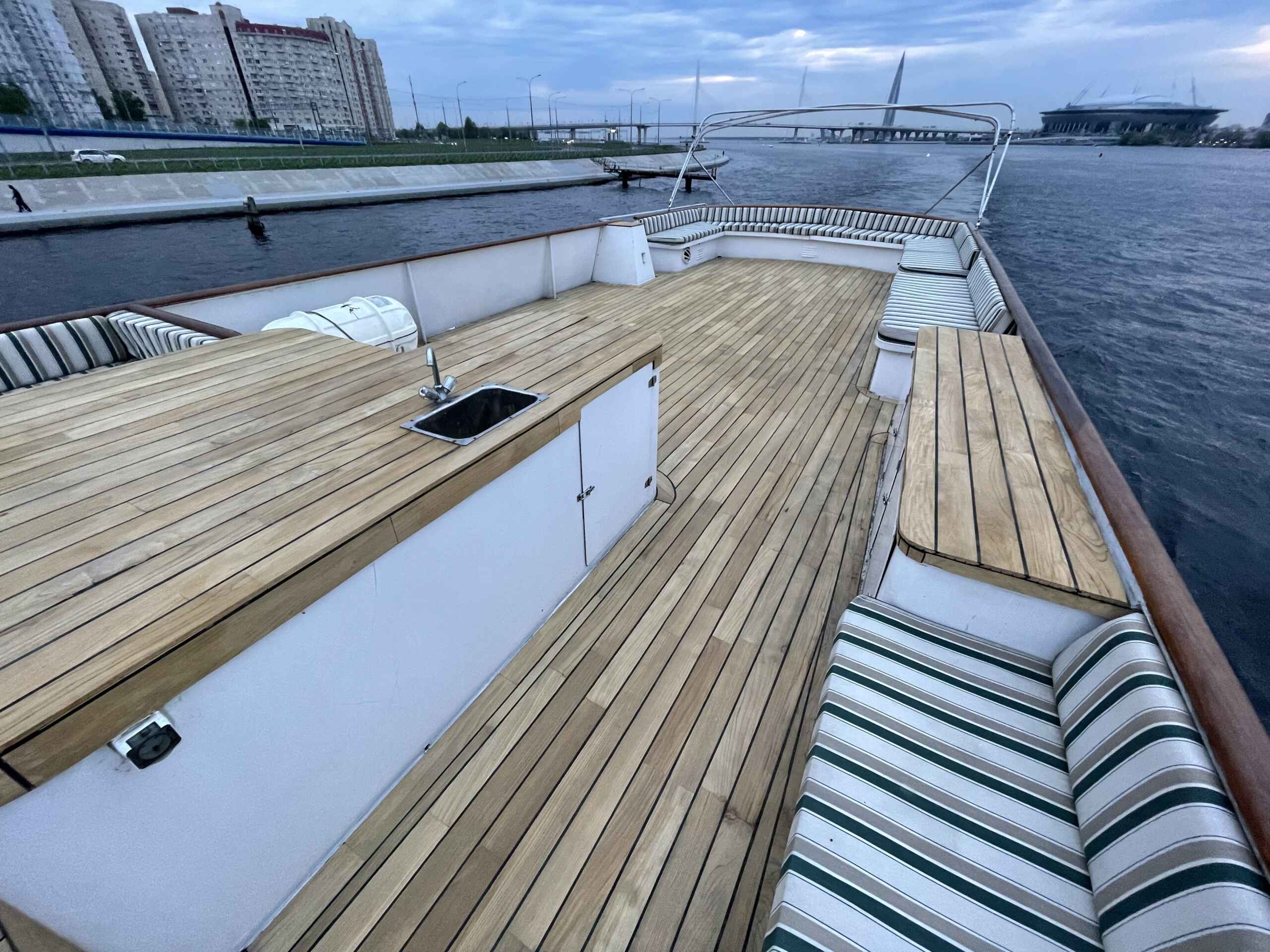 Яхта Broward 98 16