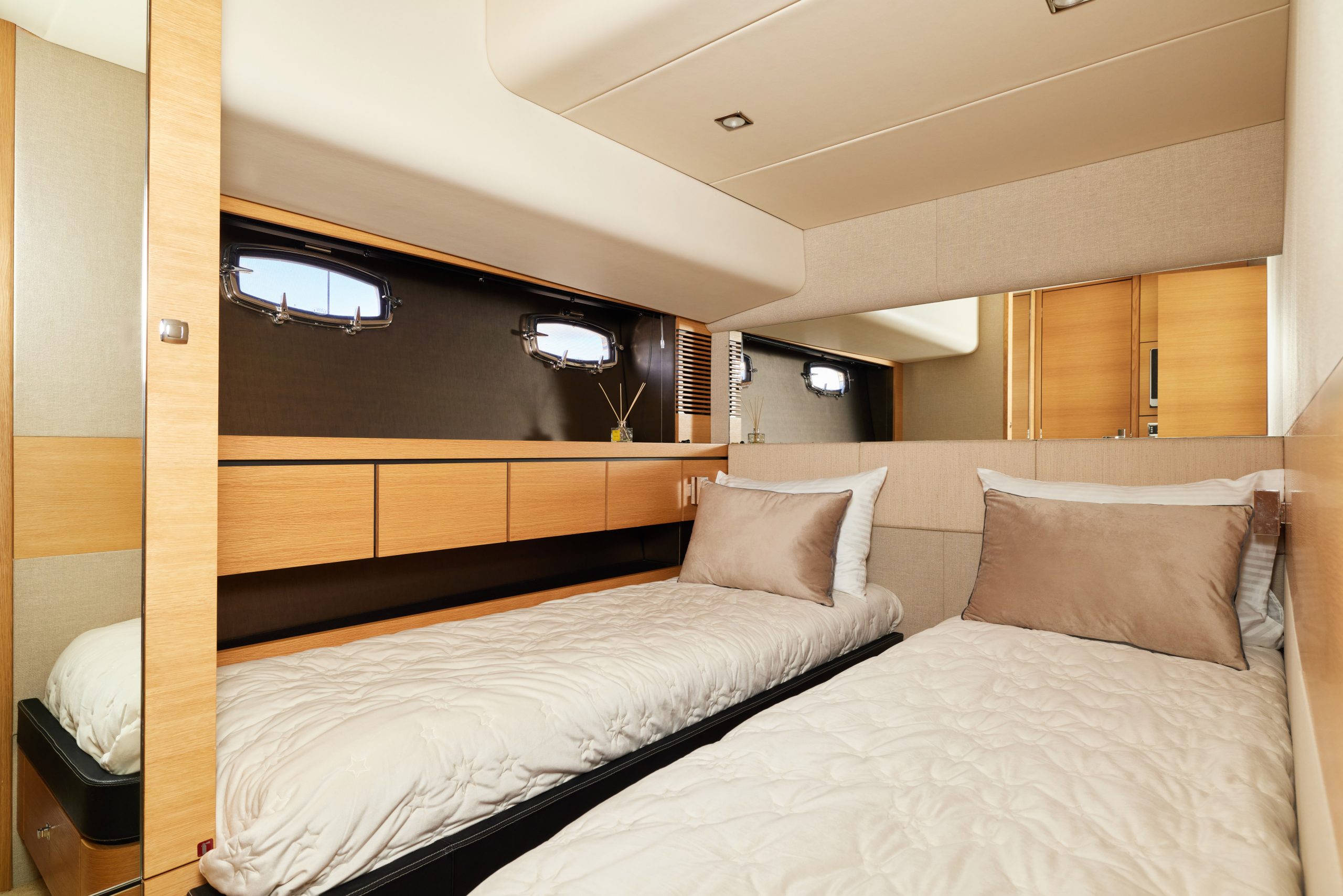 Яхта FAIRLINE 65 8