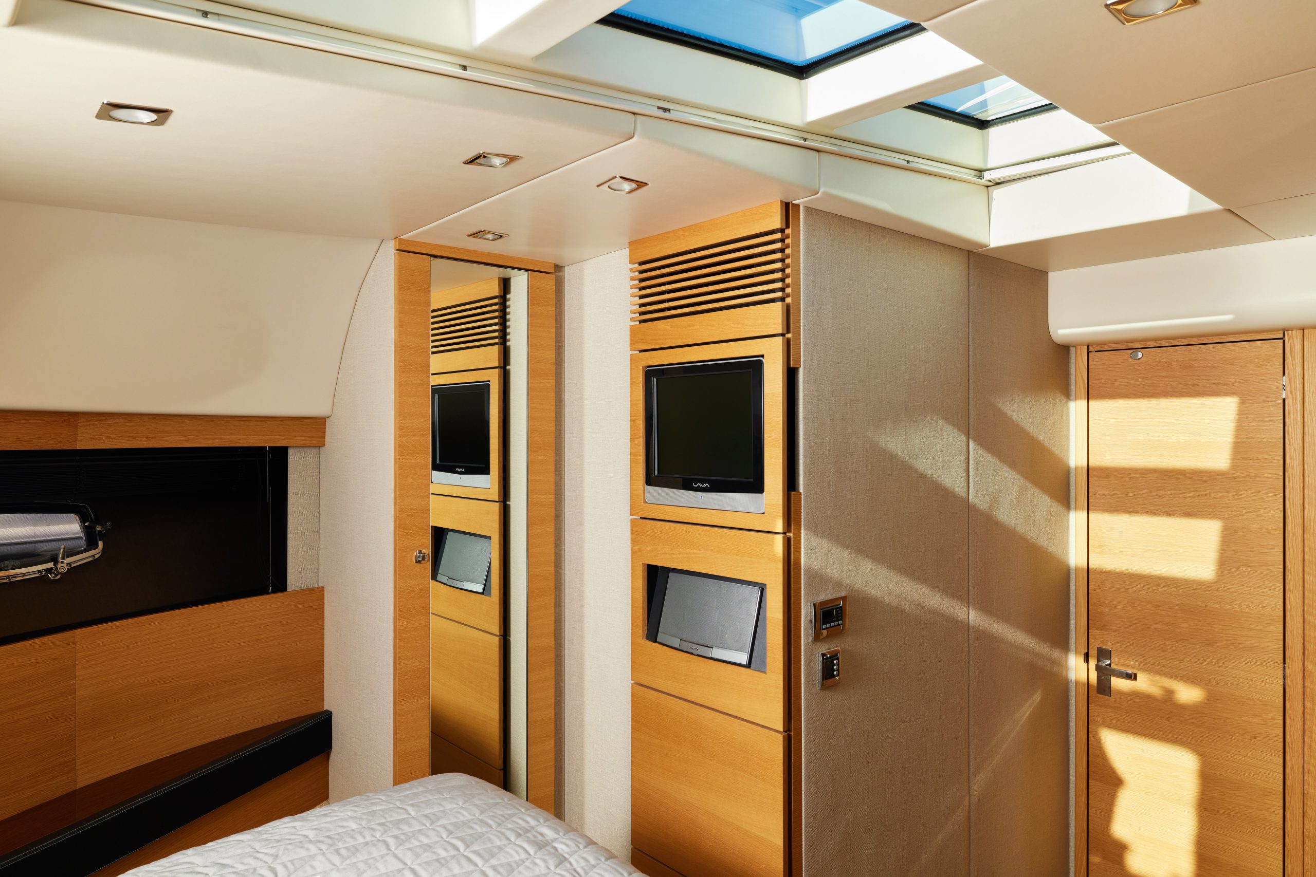 Яхта FAIRLINE 65 11