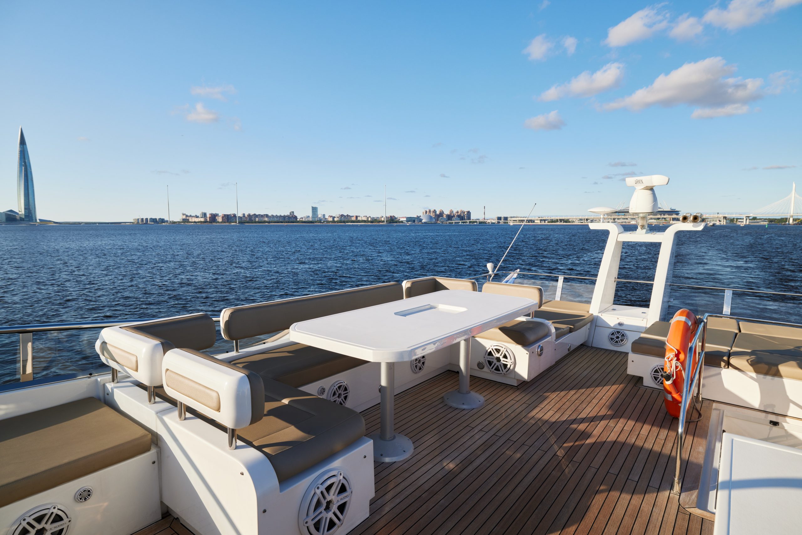 Яхта FAIRLINE 65 12