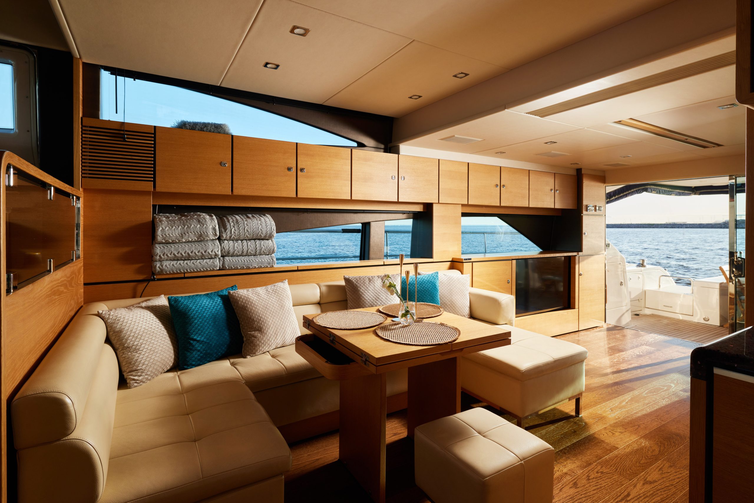 Яхта FAIRLINE 65 13