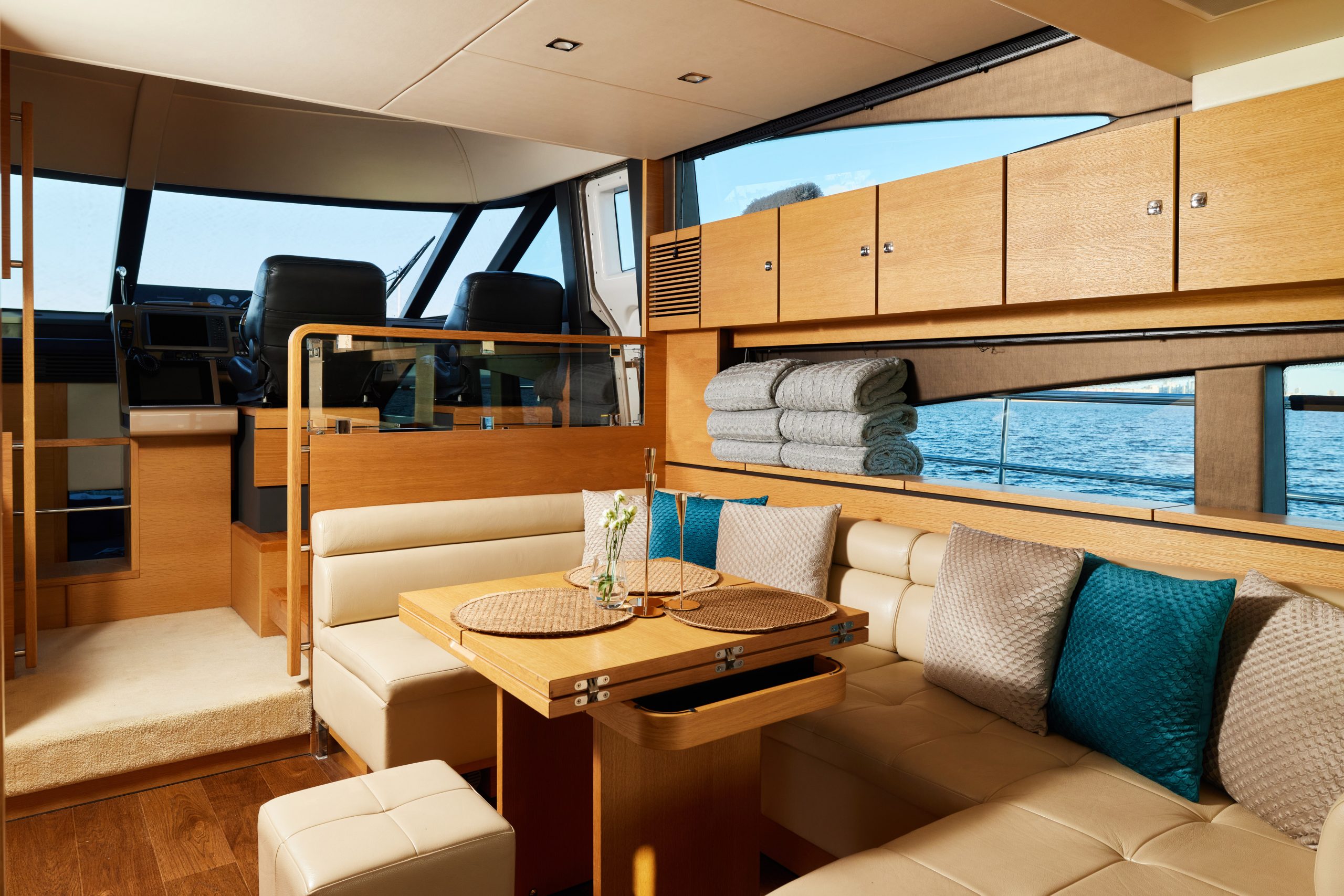 Яхта FAIRLINE 65 14