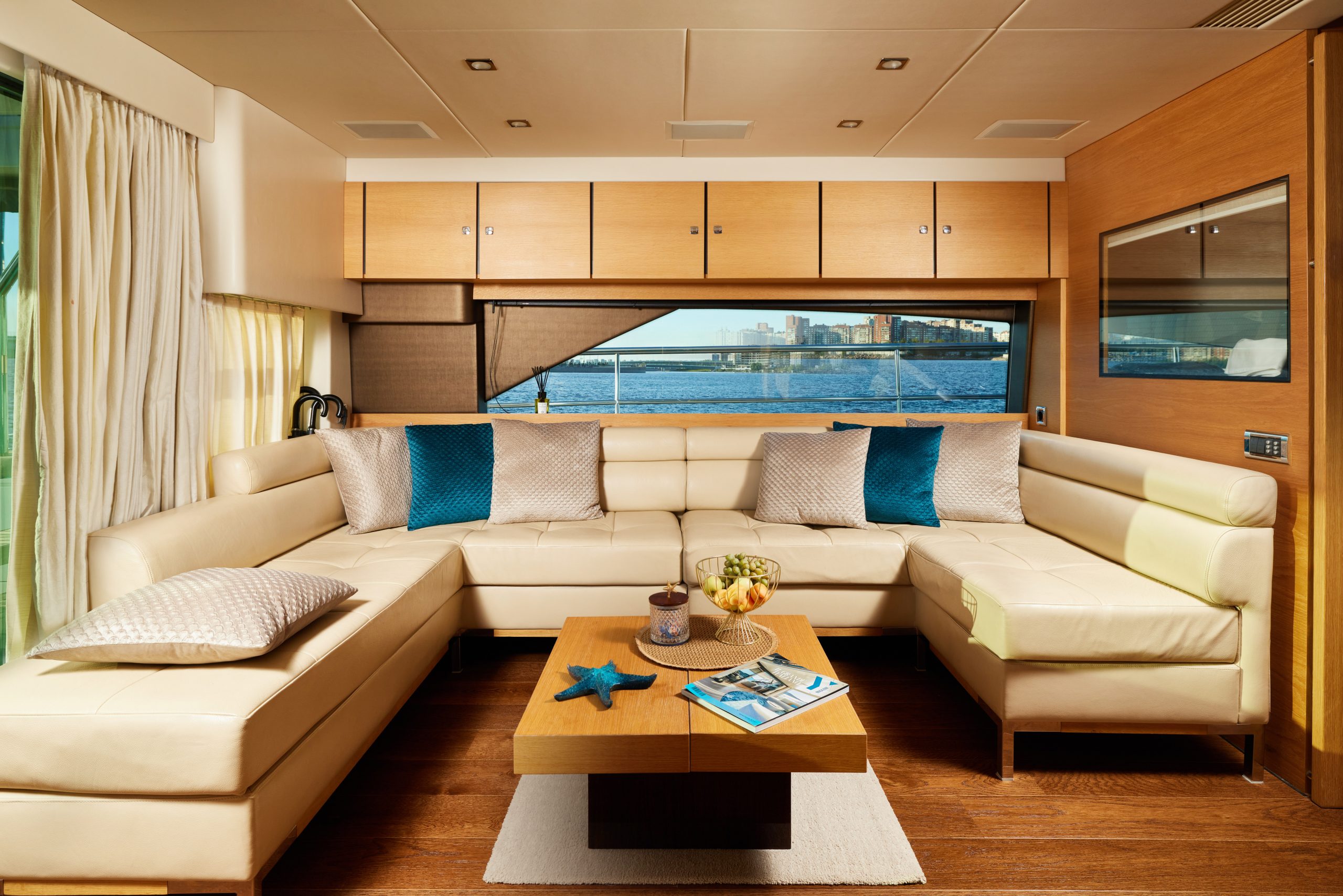 Яхта FAIRLINE 65 17