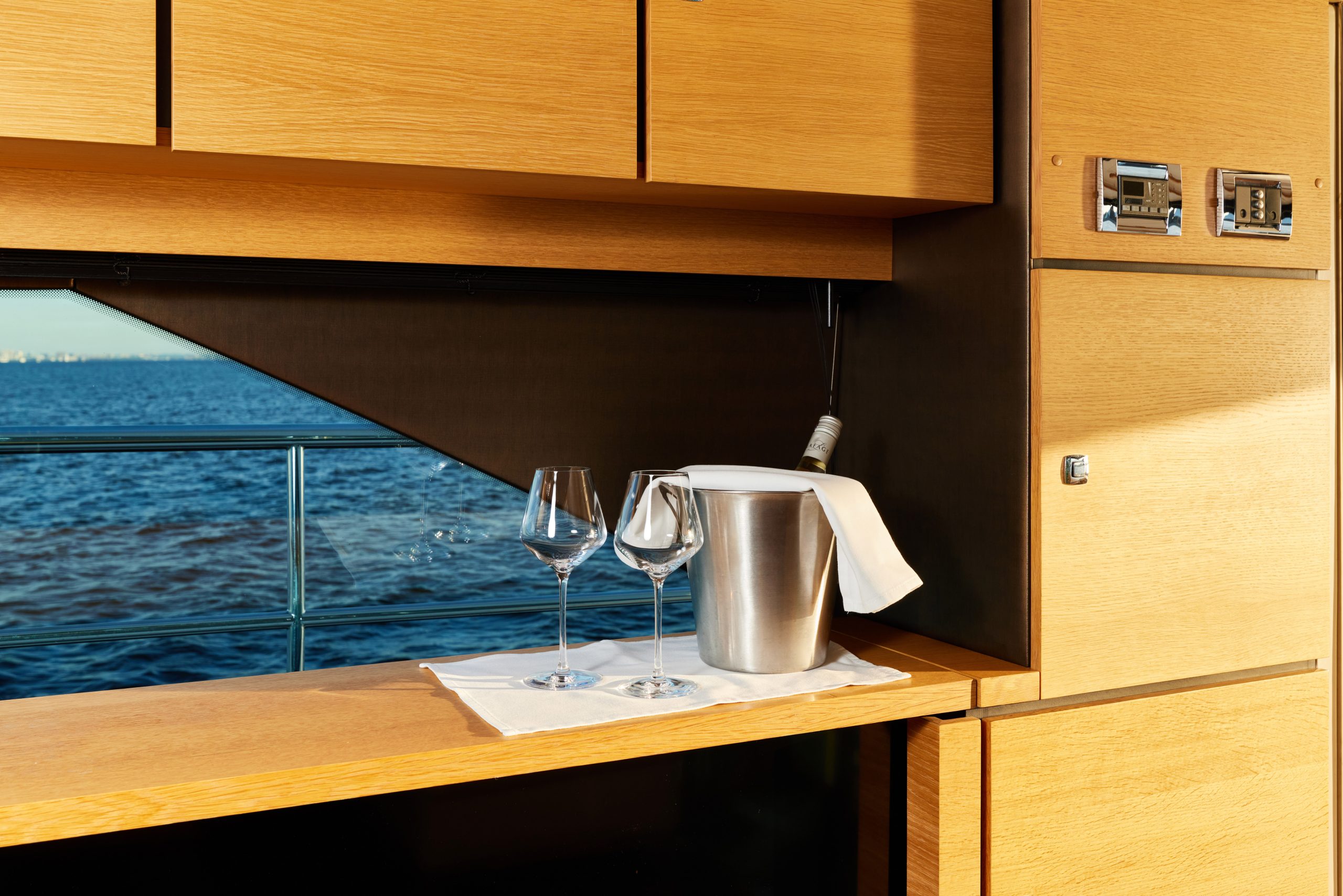 Яхта FAIRLINE 65 18