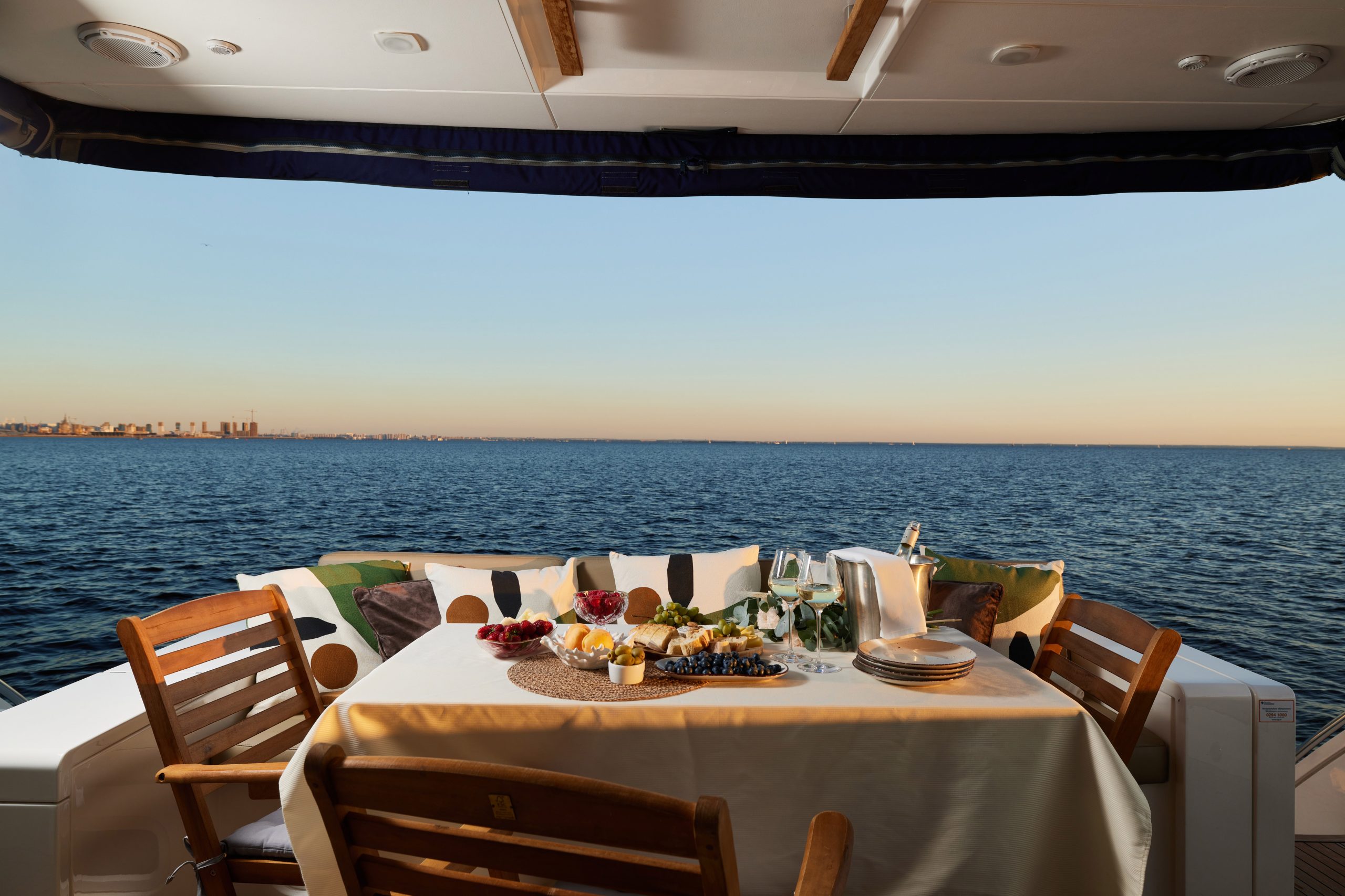 Яхта FAIRLINE 65 21