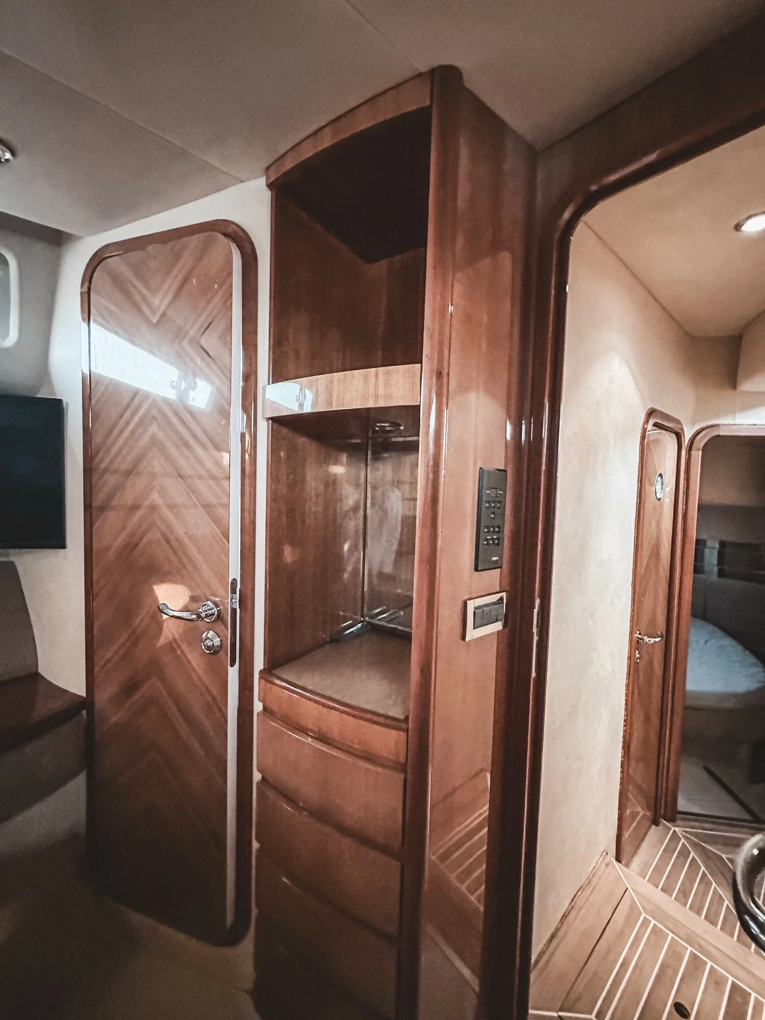 Яхта Azimut 46 18